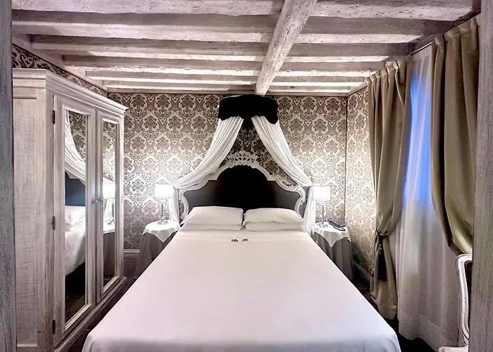 Where to Stay Near Venice