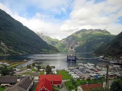 Im Sommer wird das kleine Dörfchen Geiranger von Touristenmassen überrannt. 